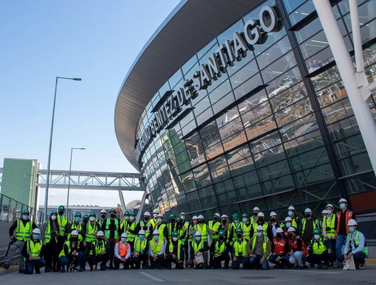 SPOTTERS E INFLUENCERS RECORREN JUNTO A NUEVO PUDAHUEL LA NUEVA TERMINAL 2 DEL AEROPUERTO DE SANTIAGO